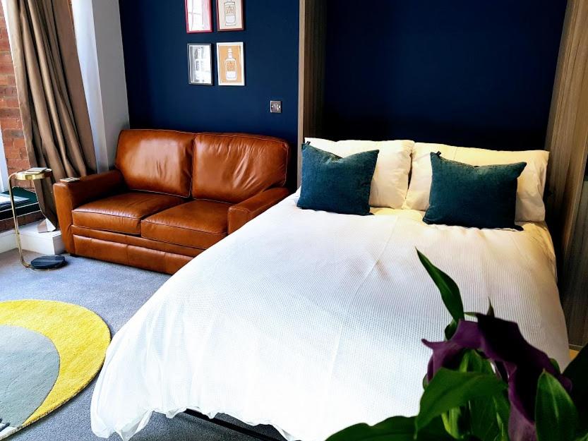 Cocoa Lily - River fronted studio with secure parking — photo 4