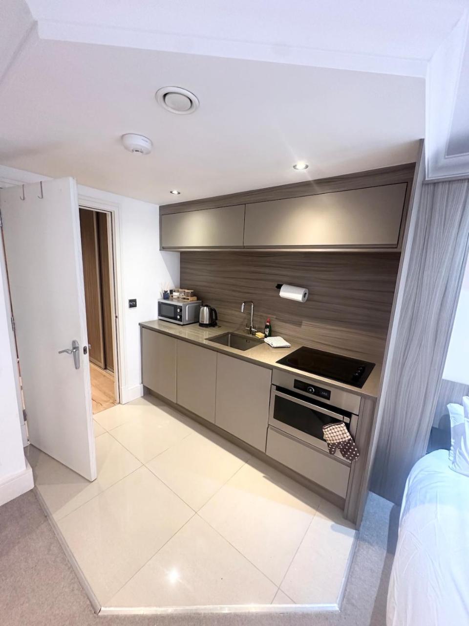Cocoa Suites studio apartment — photo 6