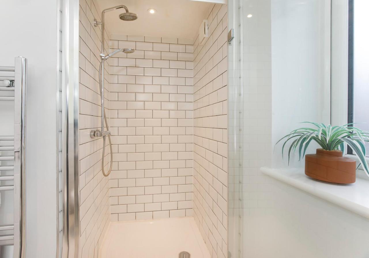 Compton Lodge Luxury apartment-Free Parking — photo 3