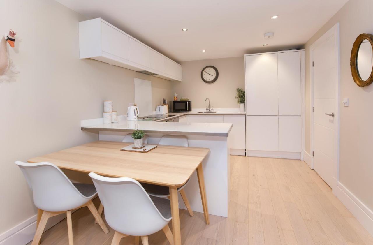 Compton Lodge Luxury apartment-Free Parking — photo 4
