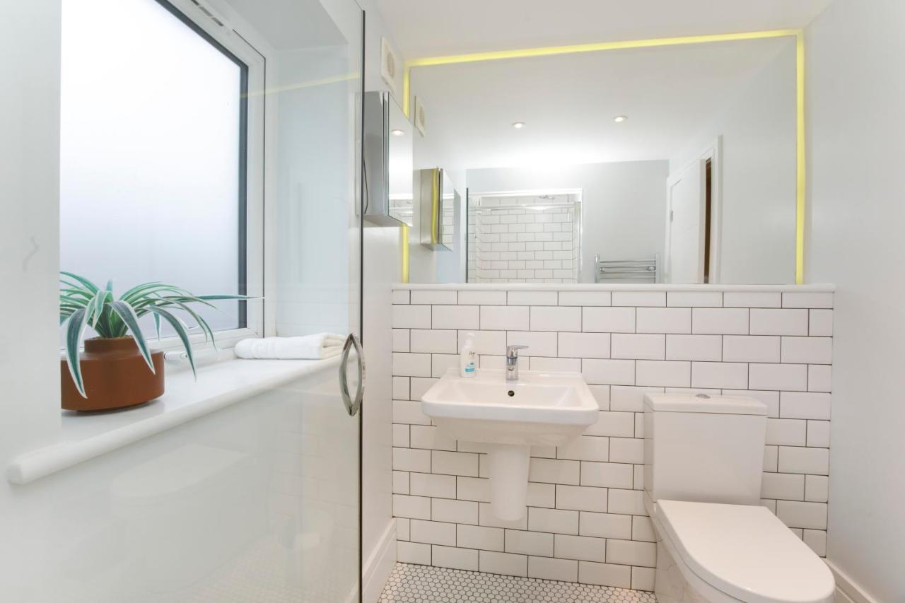 Compton Lodge Luxury apartment-Free Parking — photo 8