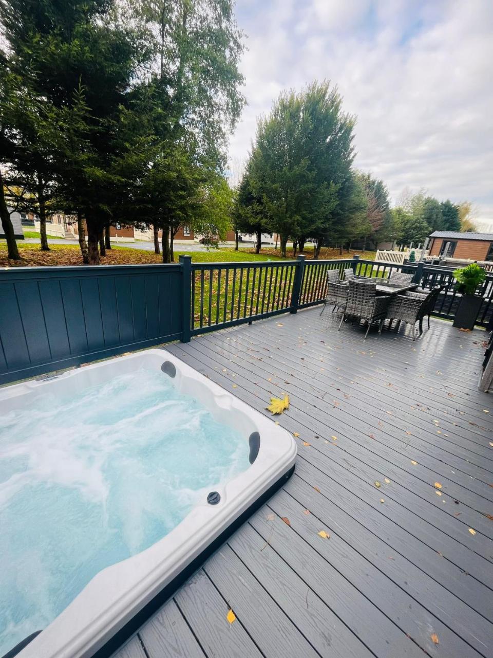 Copse View Lodge with Hot Tub — photo 2