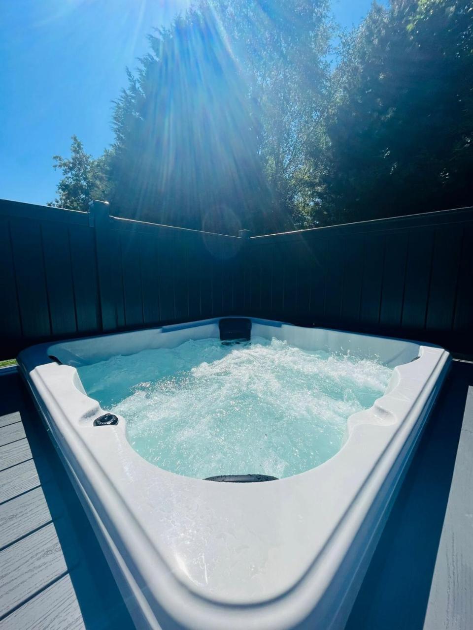 Copse View Lodge with Hot Tub — photo 3