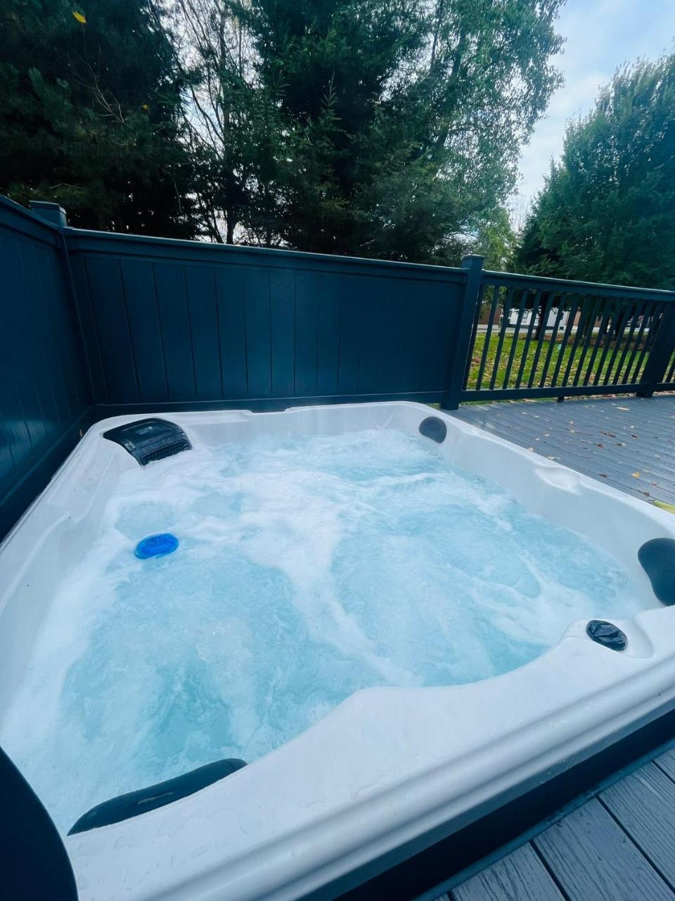 Copse View Lodge with Hot Tub — photo 4