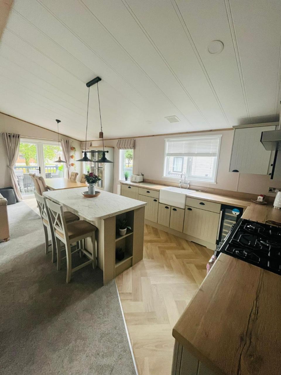 Copse View Lodge with Hot Tub — photo 8