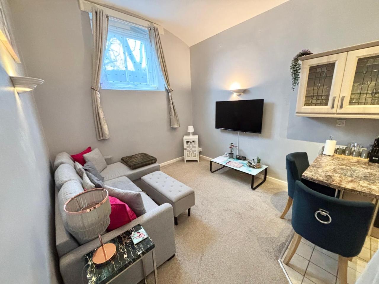 Cosy County House apartment with free private parking Sleeps up to four guests — photo 2