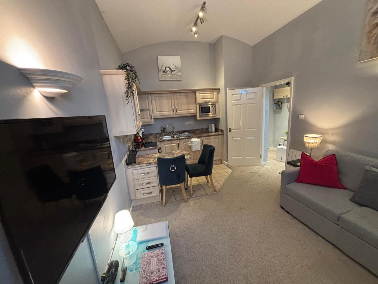 Cosy County House apartment with free private parking Sleeps up to four guests — photo 3