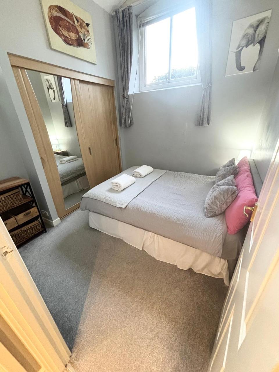 Cosy County House apartment with free private parking Sleeps up to four guests — photo 4