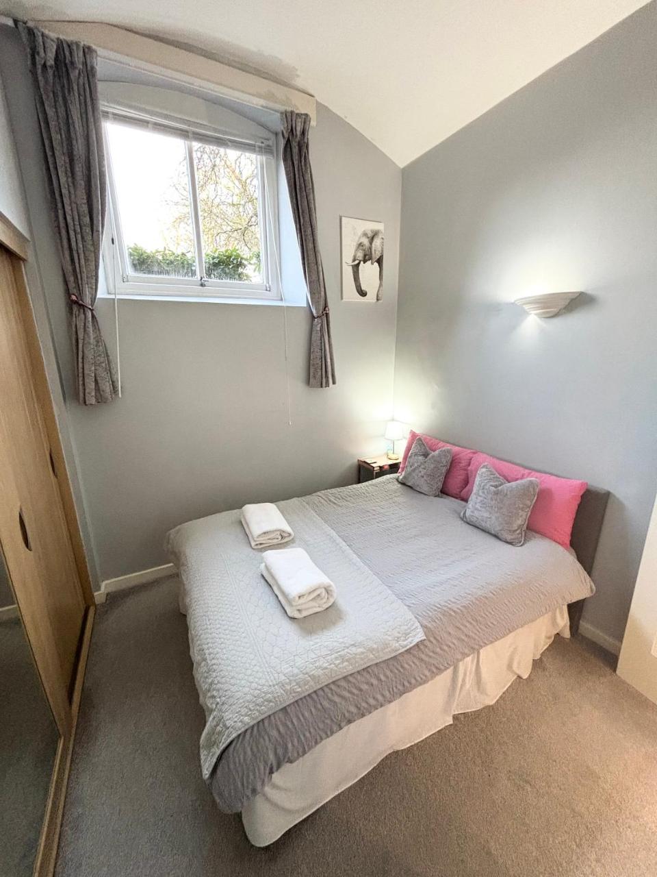 Cosy County House apartment with free private parking Sleeps up to four guests — photo 5