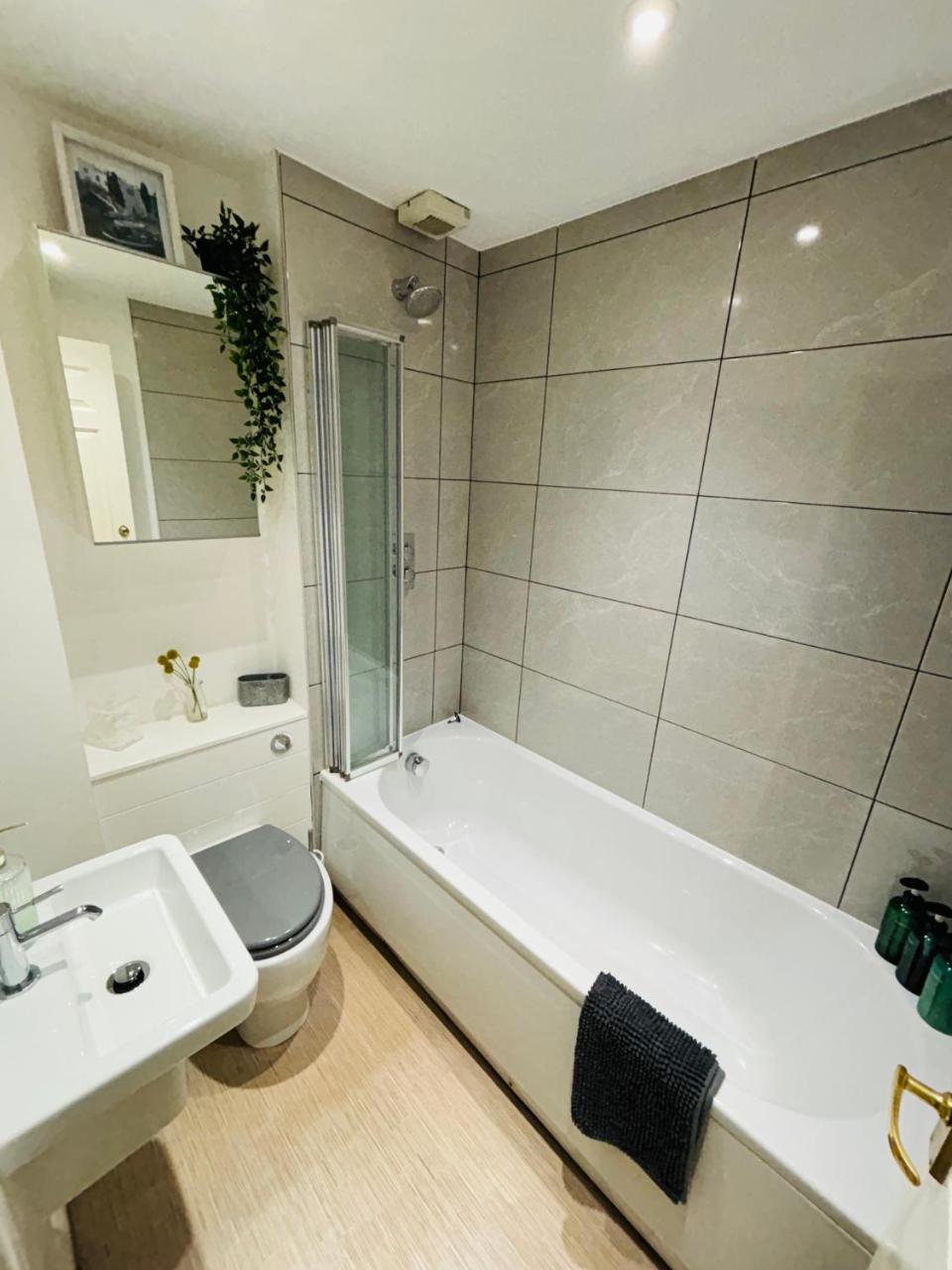 Cosy County House apartment with free private parking Sleeps up to four guests — photo 6