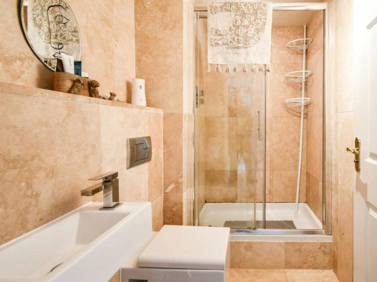 Cosy Garden Flat, Private Hot Tub & Four Poster Bed — photo 3