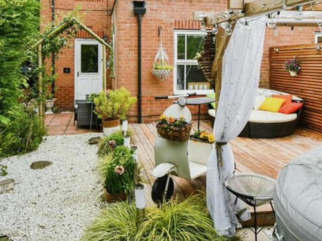 Cosy Garden Flat, Private Hot Tub & Four Poster Bed — photo 7