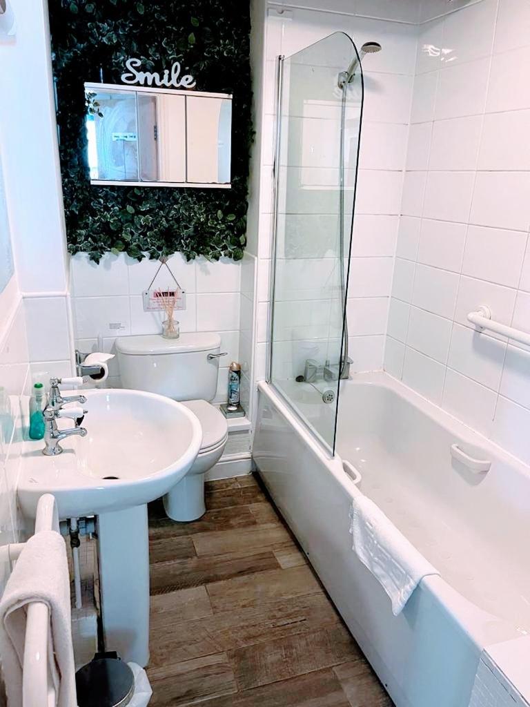 Cosy Riverside Apartment - FREE PARKING — photo 4
