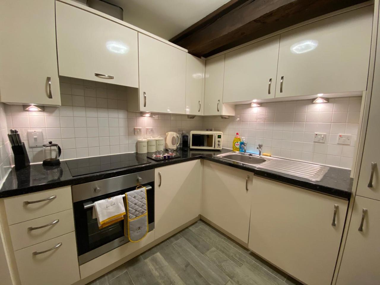 Cosy Riverside Apartment - FREE PARKING — photo 6