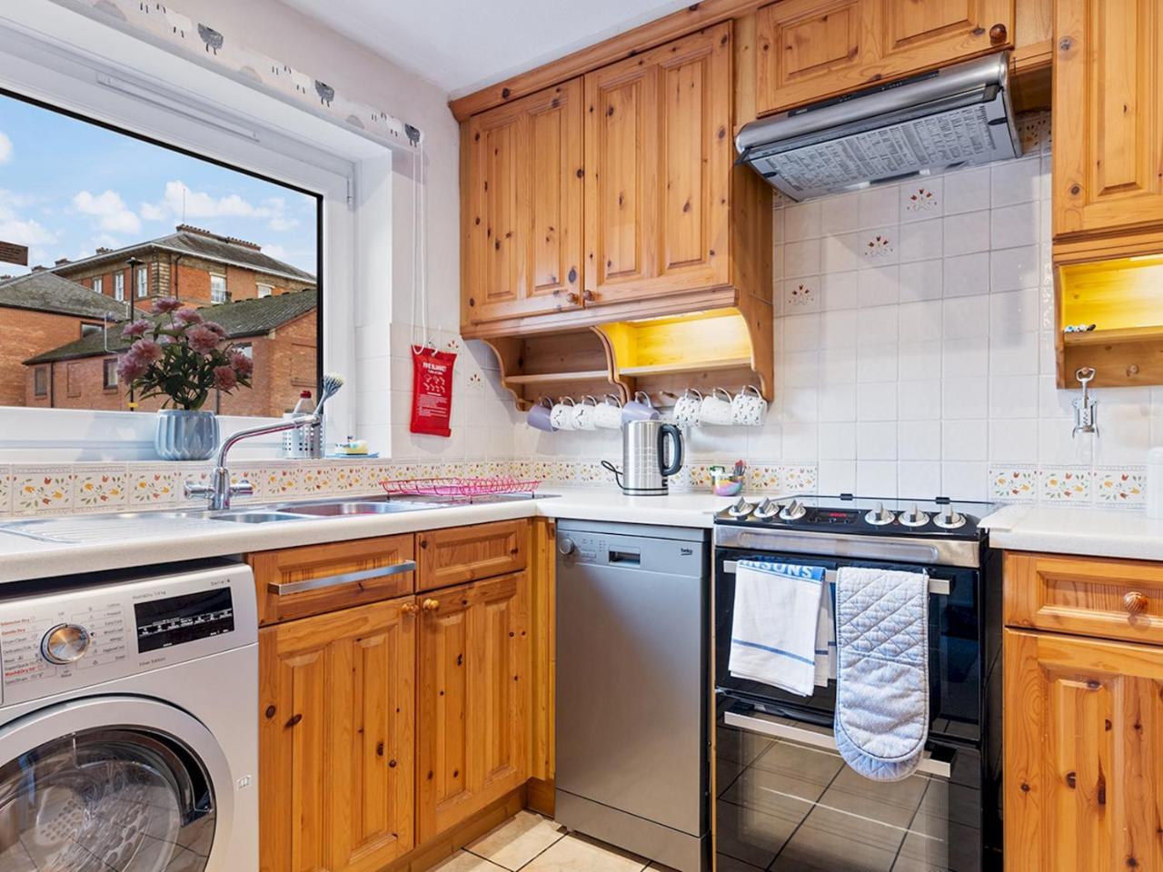 Cosy York Home with Parking - Pass the Keys — photo 4