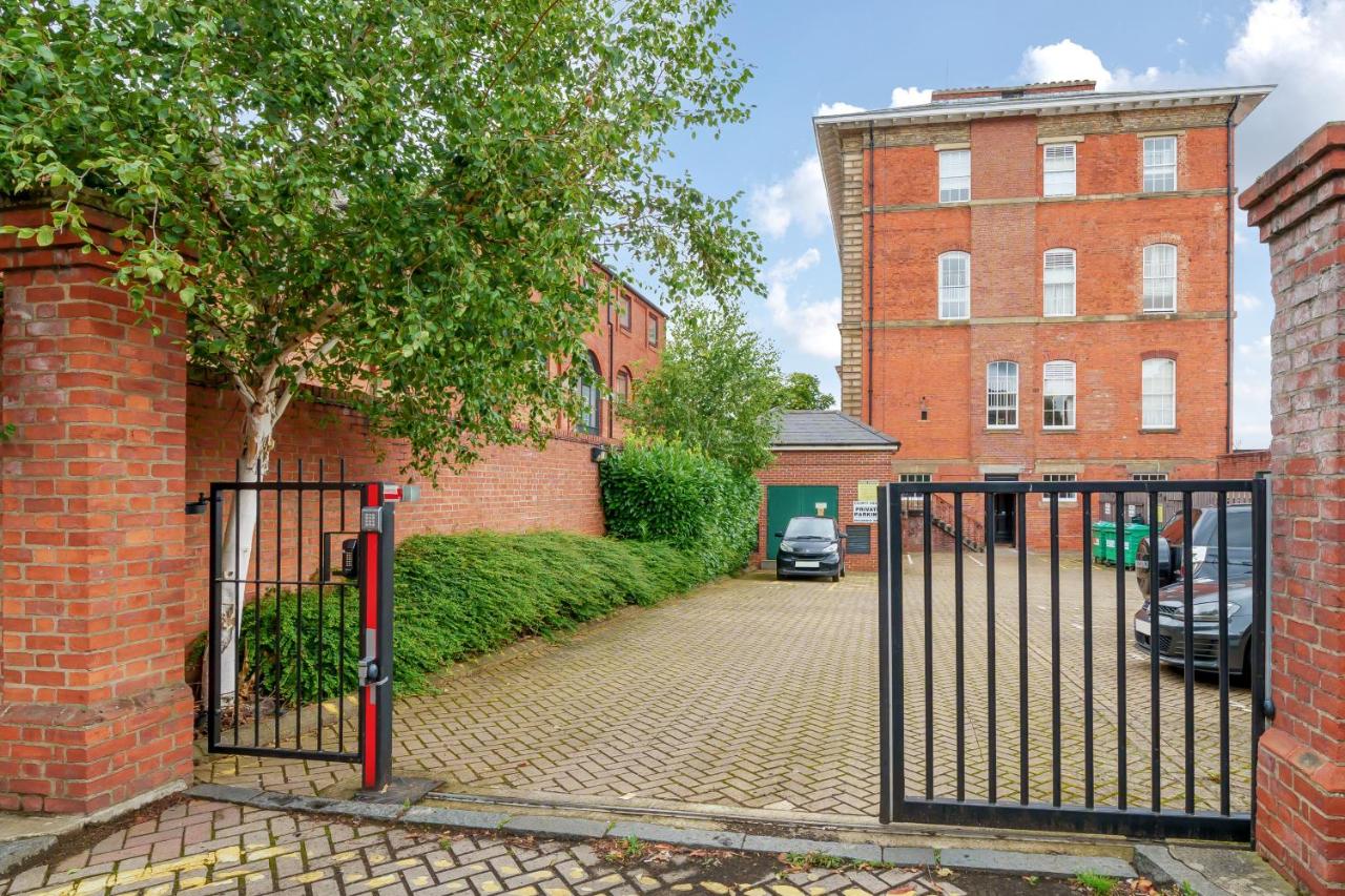 County House Escape - courtyard & free parking — photo 7