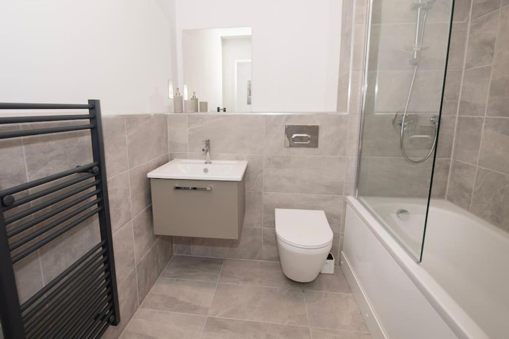 Deluxe 2 Bed York Flat with Gym Sleeps 6 — photo 3