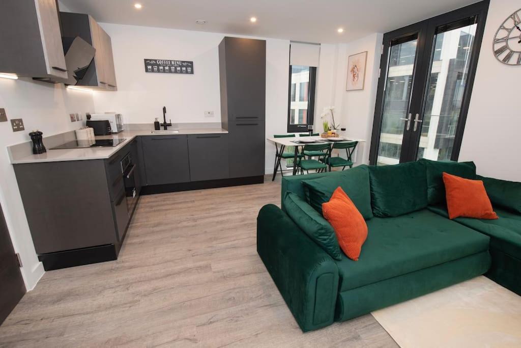 Deluxe 2 Bed York Flat with Gym Sleeps 6 — photo 4