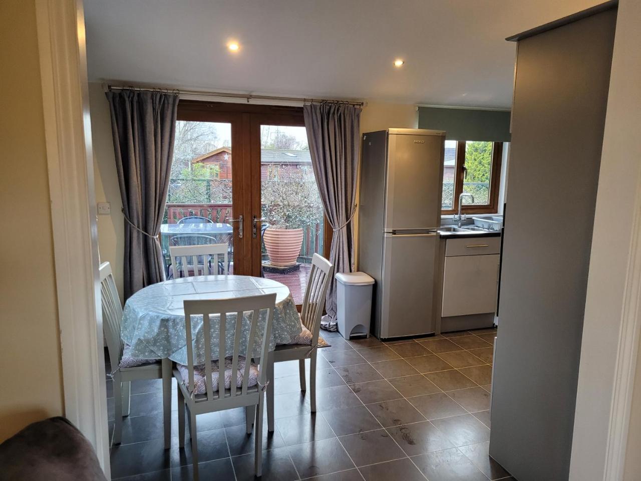 Elckys HOT TUB Holiday Lodge York — photo 3