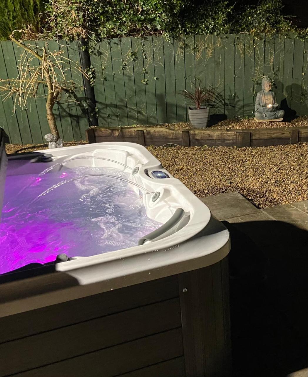 Elckys HOT TUB Holiday Lodge York — photo 4