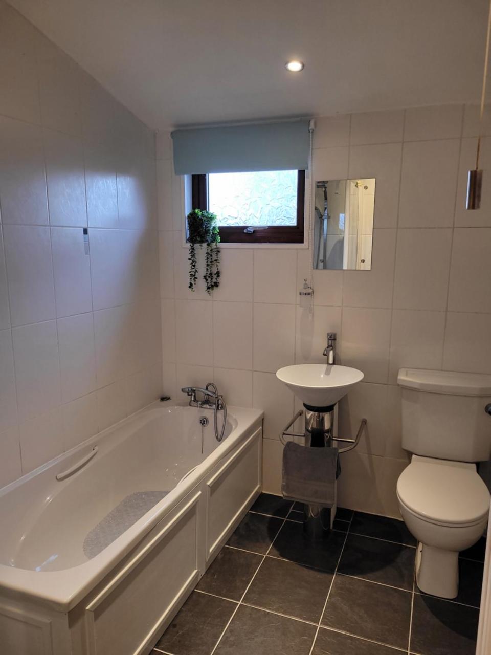 Elckys HOT TUB Holiday Lodge York — photo 8