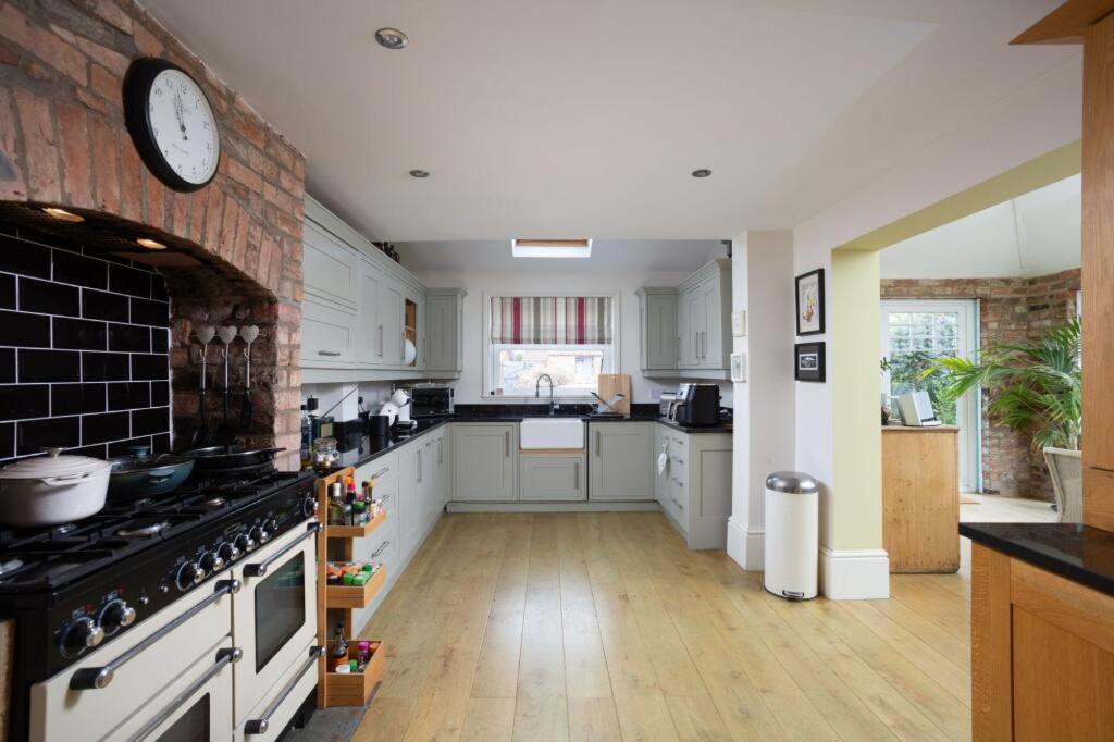 Entire three bed house in wigginton, York — photo 4
