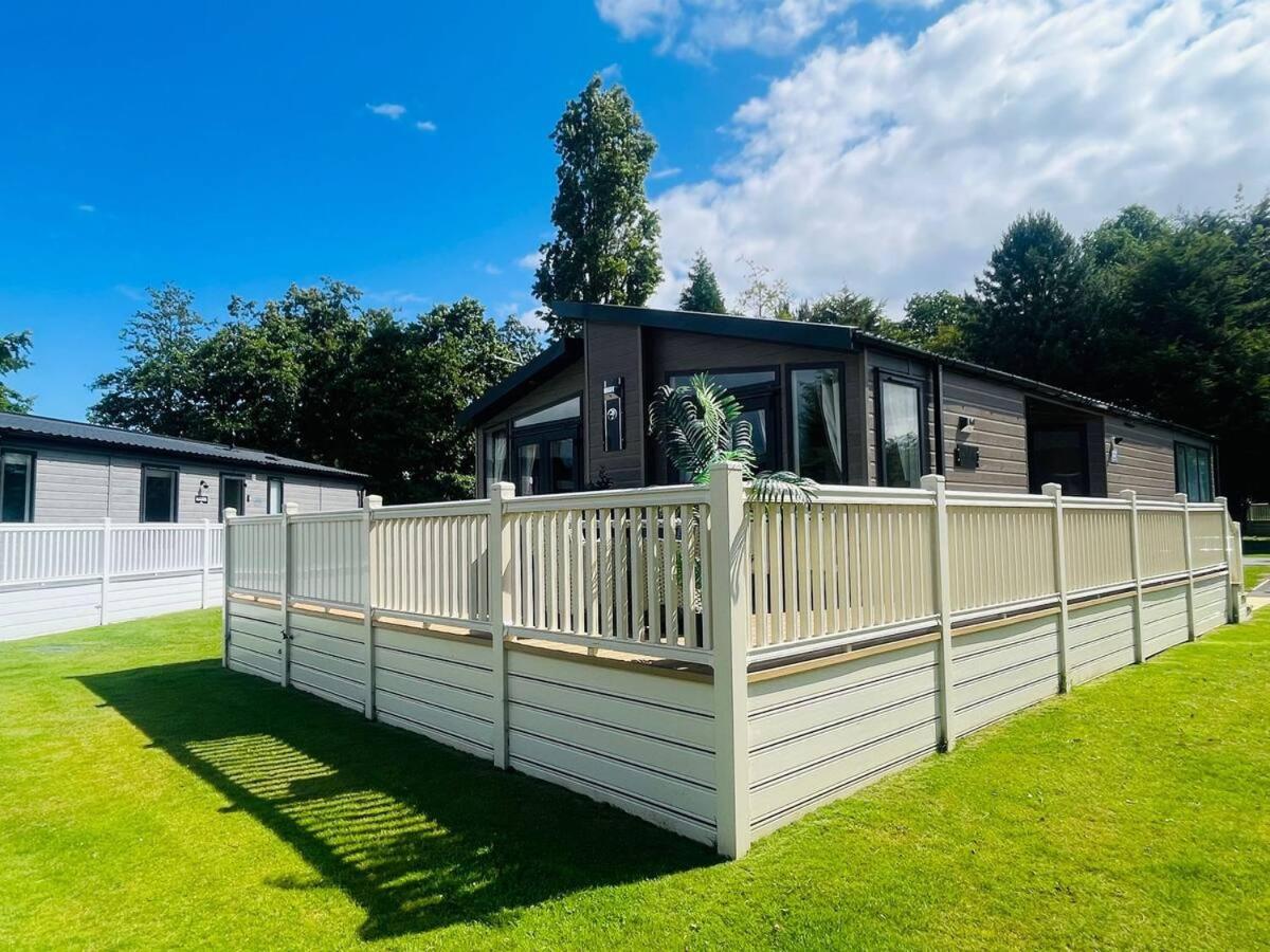 Enzo's Lodge with Hot Tub, York, Yorkshire