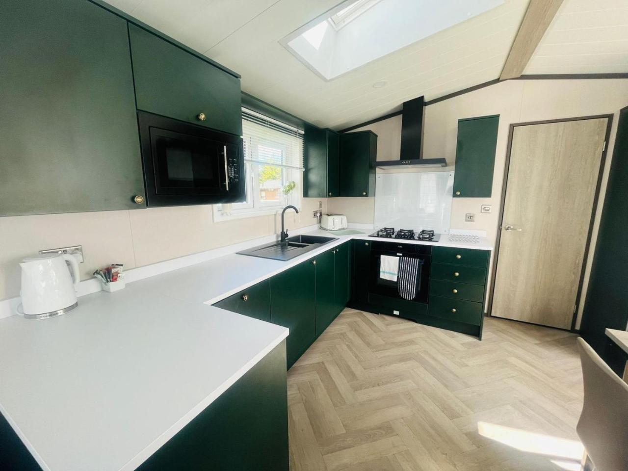 Evergreen Lodge with Hot Tub, York, Yorkshire
