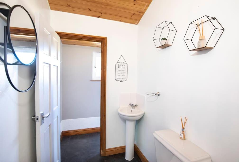 family honeybeelodge york Hot Tub and wood burner — photo 2