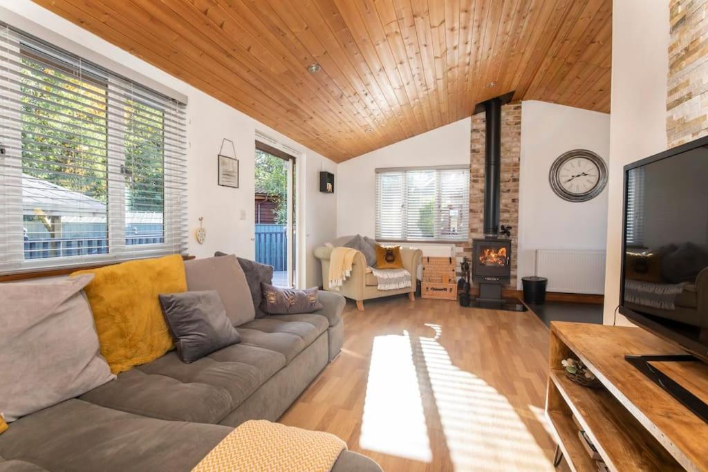 family honeybeelodge york Hot Tub and wood burner — photo 5