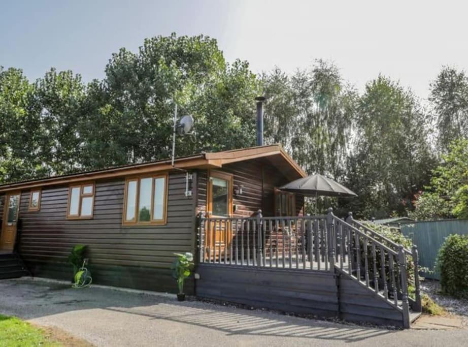 family honeybeelodge york Hot Tub and wood burner — photo 6