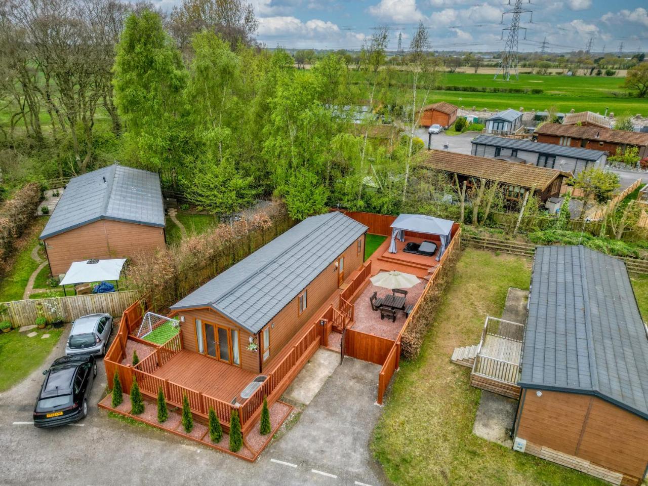 Family Luxury York Cabin Retreat with hot tub — photo 6