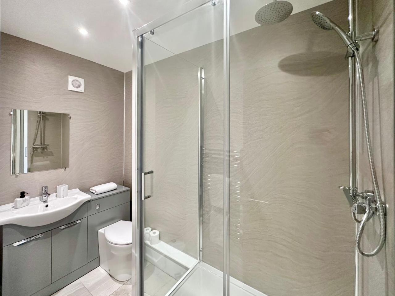 Fountain Apartment No 5 with Free Parking — photo 4