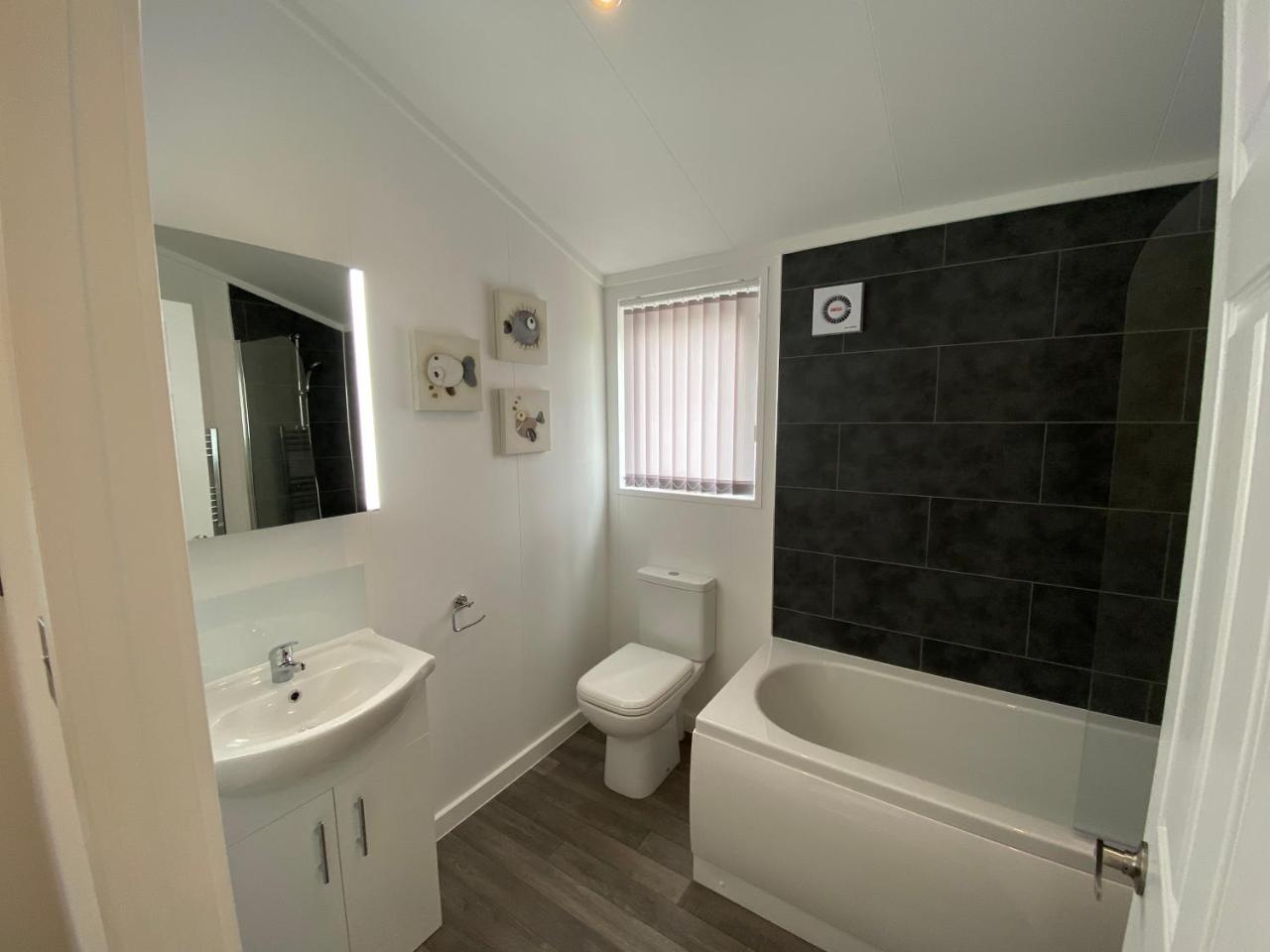 Fox Lodge at Owlet Hideaway - with Hot Tub, Near York — photo 3