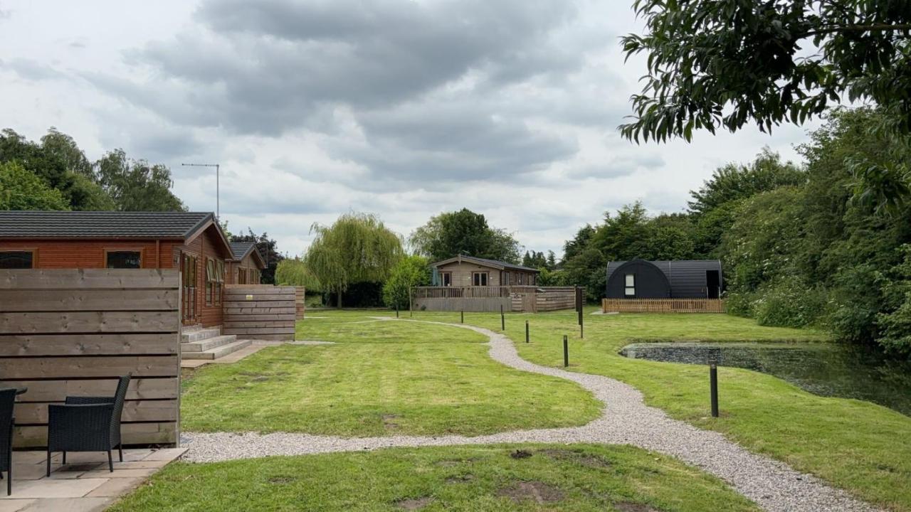 Fox Lodge at Owlet Hideaway - with Hot Tub, Near York — photo 6