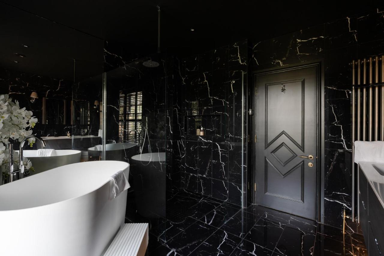 Gilbertson House-York-luxury-sleeps 7 with hot tub — photo 3