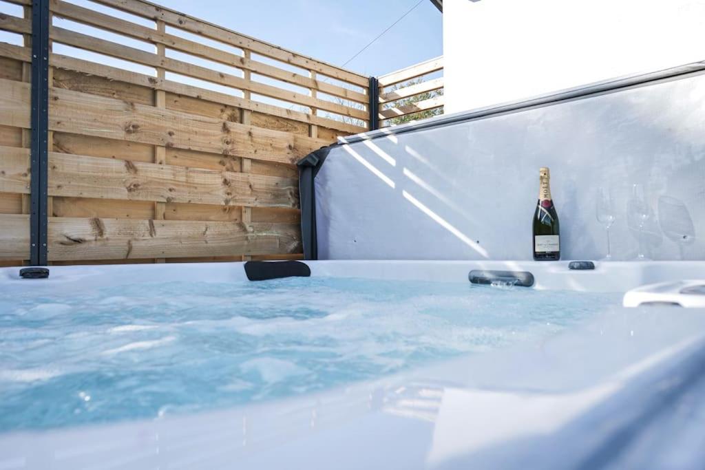 Hoxne Cottages - Daisy Cottage with private hot tub — photo 5