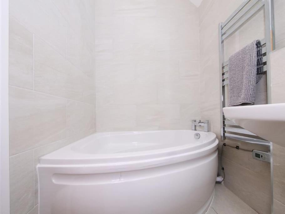 Hoxne Cottages - Daisy Cottage with private hot tub — photo 7