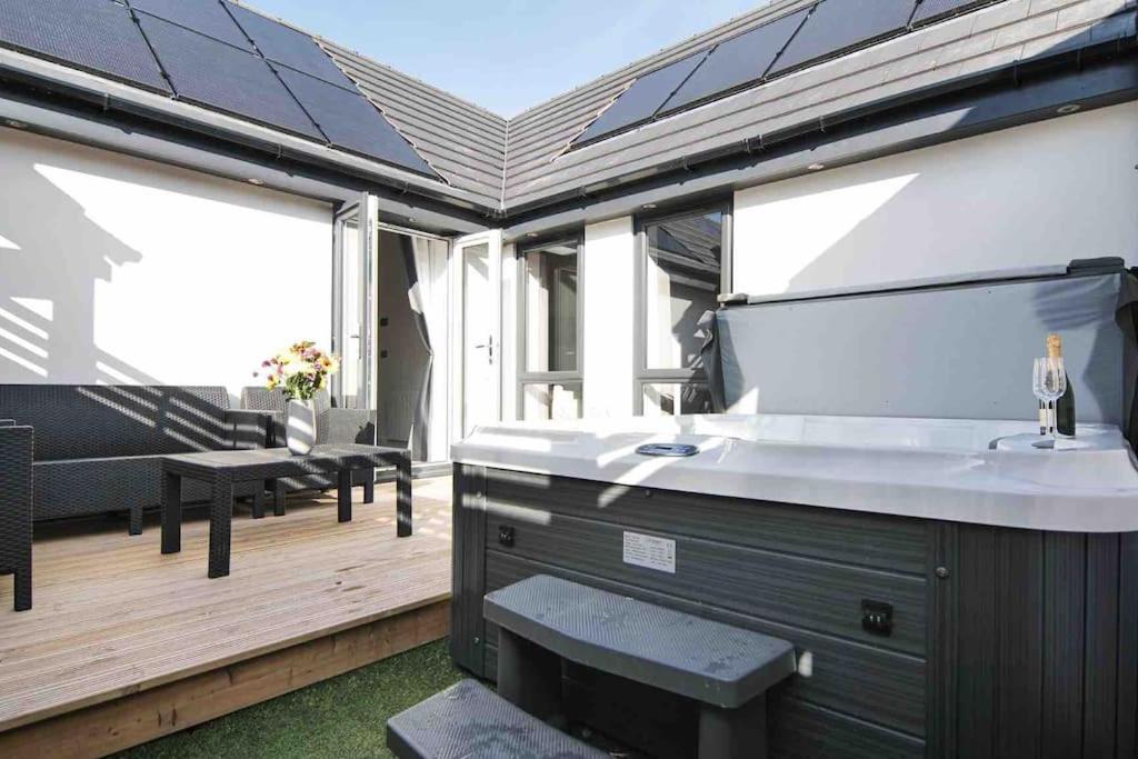 Hoxne Cottages - Poppy Cottage with private hot tub — photo 4