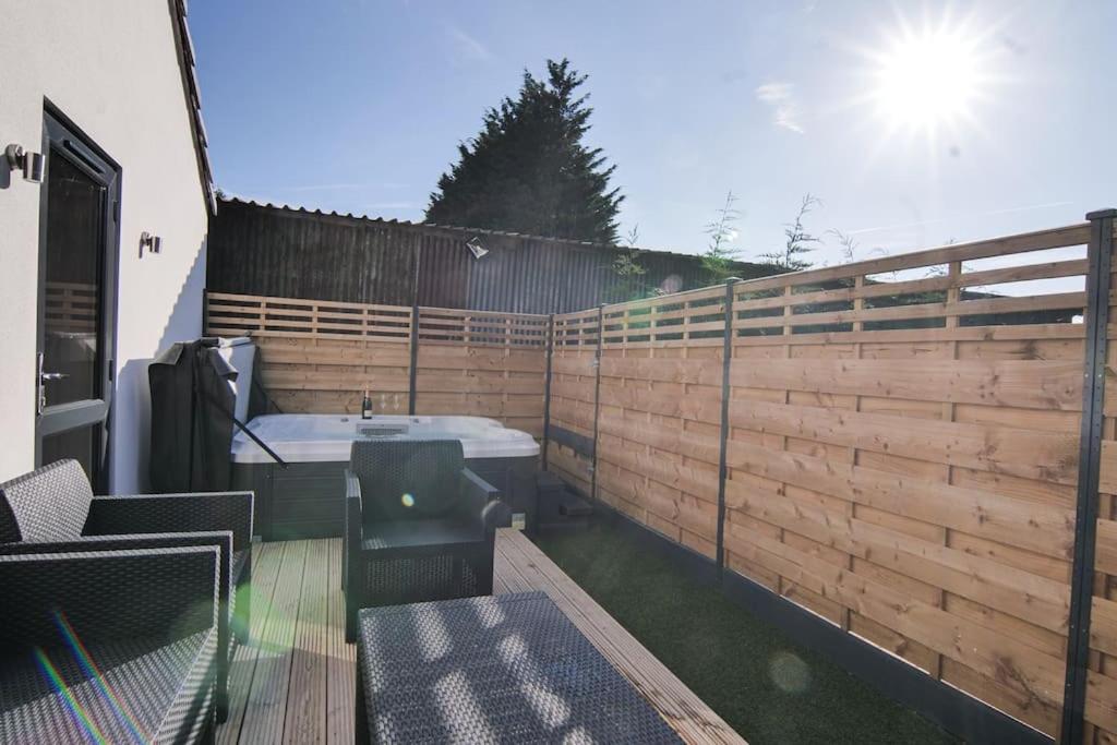 Hoxne Cottages - Rose Cottage with private hot tub — photo 2