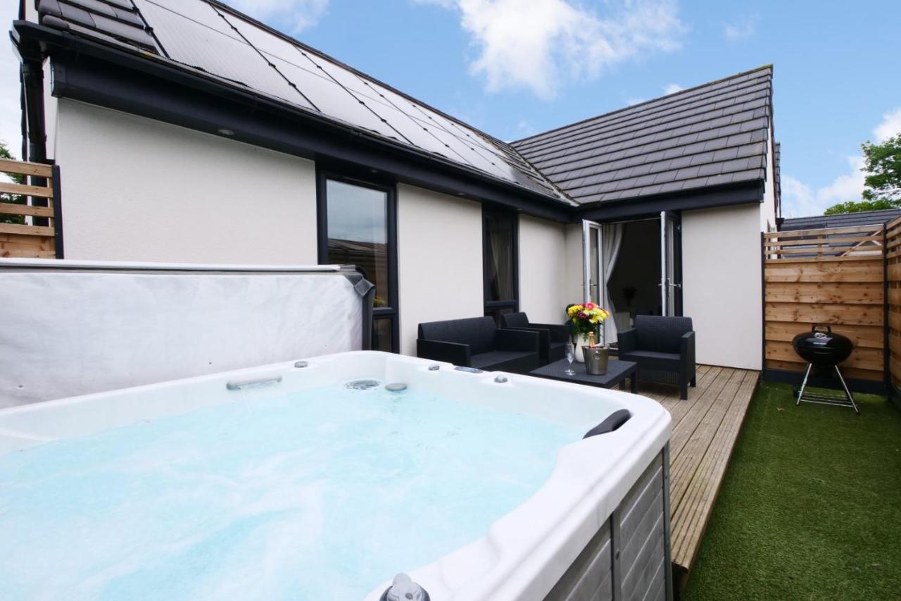 Hoxne Cottages - Sunflower Cottage with private hot tub, York, Yorkshire