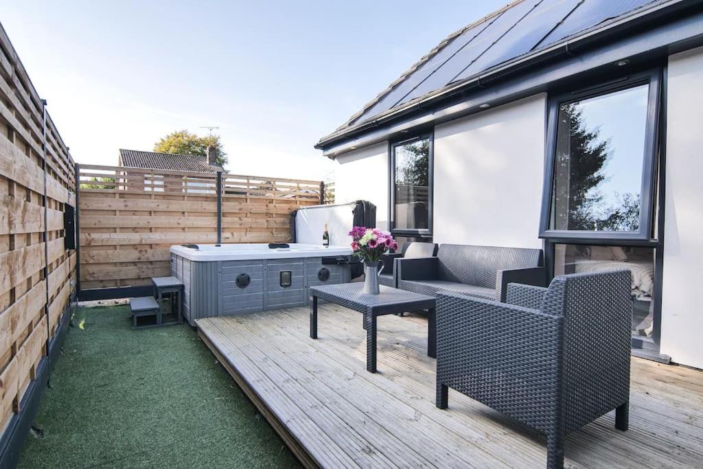 Hoxne Cottages - Sunflower Cottage with private hot tub — photo 6