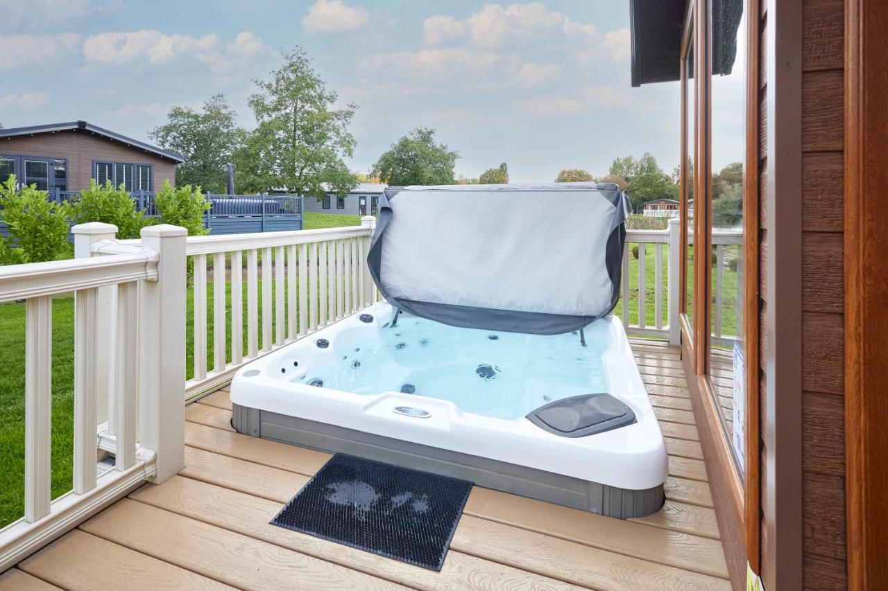 Kinship Lodge with Hot Tub, York, Yorkshire