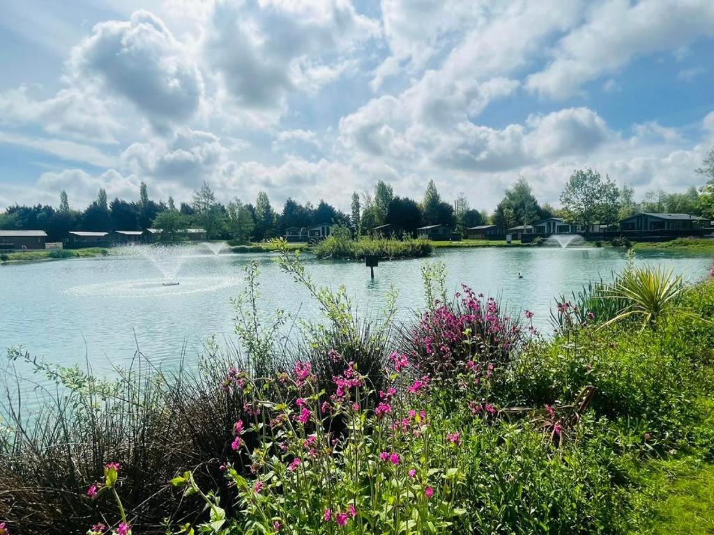 Lakeside Escape with Hot Tub, York, Yorkshire