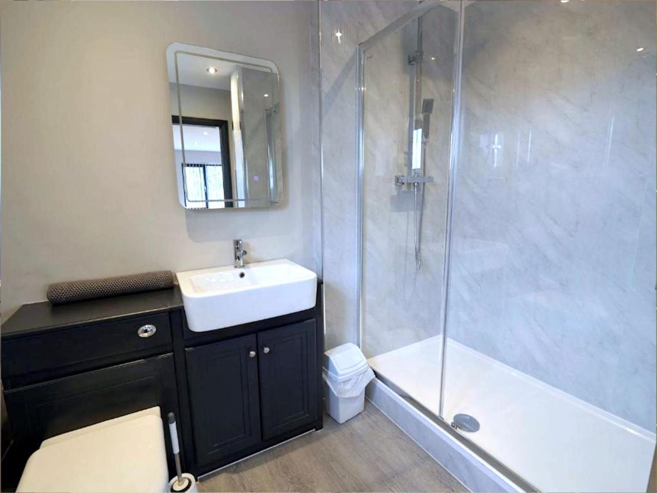 Lakeview House 2x Hot Tub & Games Room — photo 3