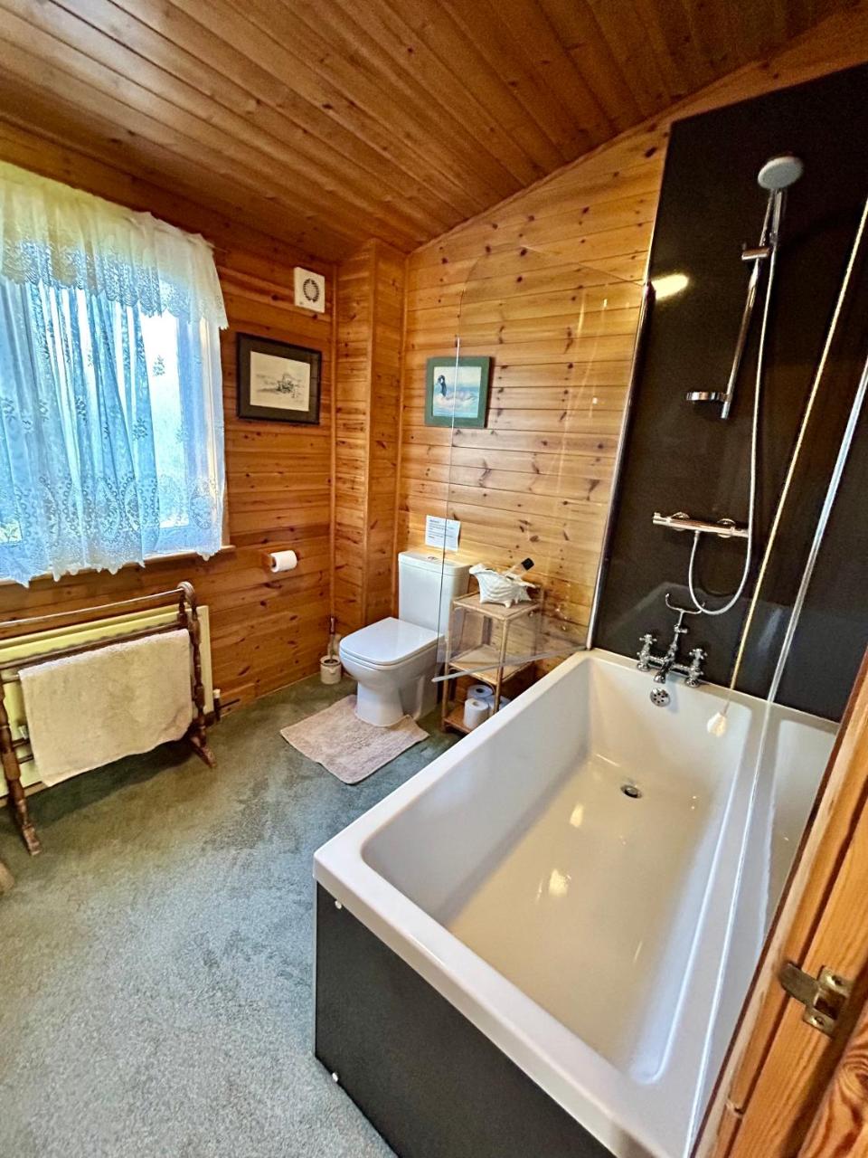 'Little Grebe' - Secluded Rustic Lodge - Fishermans delight. — photo 3
