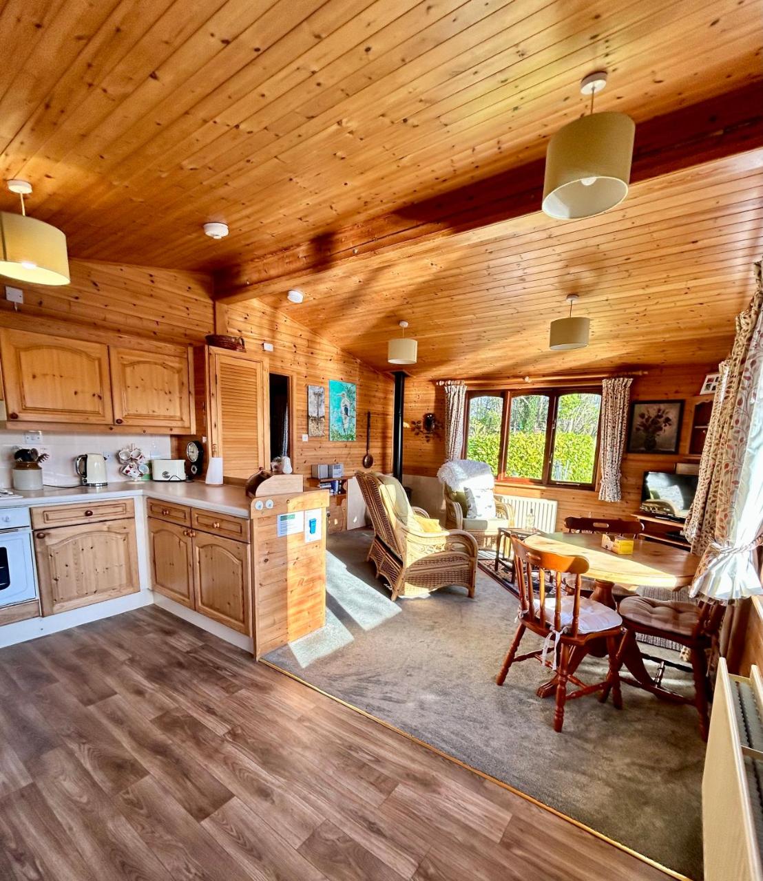 'Little Grebe' - Secluded Rustic Lodge - Fishermans delight. — photo 4