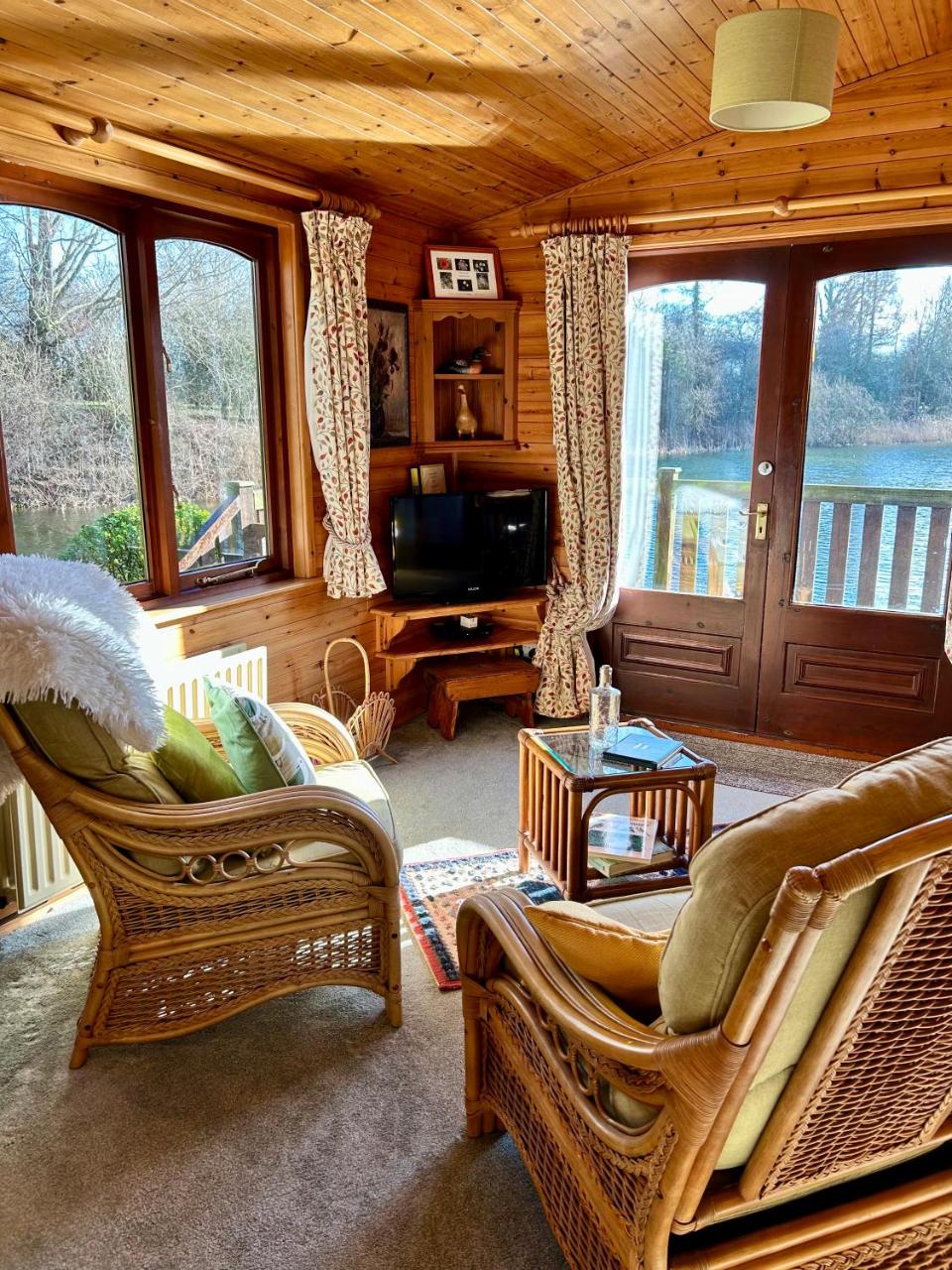 'Little Grebe' - Secluded Rustic Lodge - Fishermans delight. — photo 5