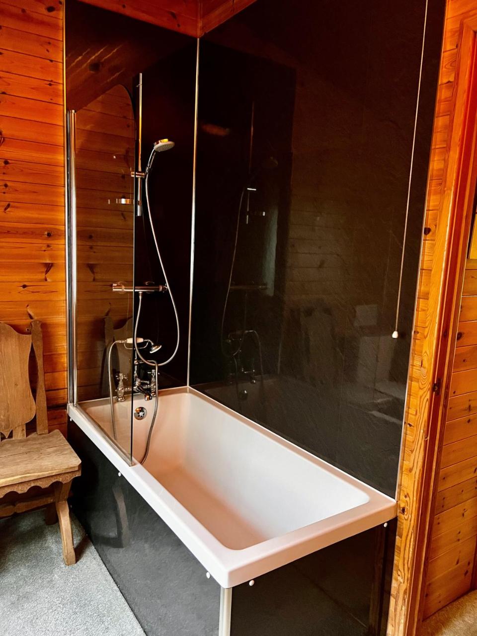'Little Grebe' - Secluded Rustic Lodge - Fishermans delight. — photo 8
