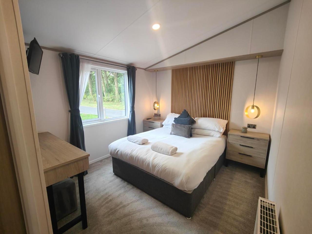 Loki's Retreat Lodge with Hot Tub, York, Yorkshire